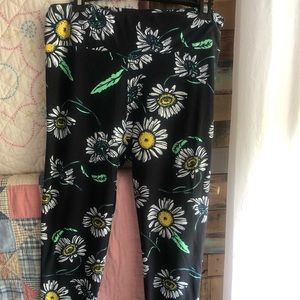 LulaRoe black leggings with daisies T/C